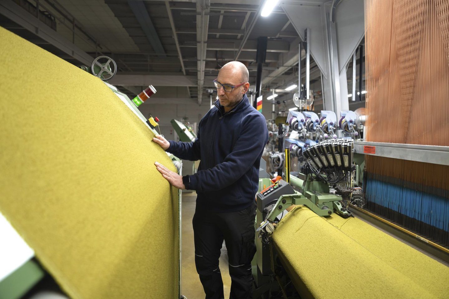 Lavorazione di un tessuto su telaio nello stabilimento Pozzi Arturo